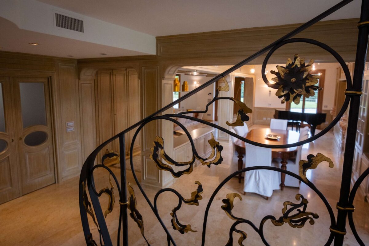 interno elegante villa per eventi in Brianza con scala decorativa e sala da pranzo